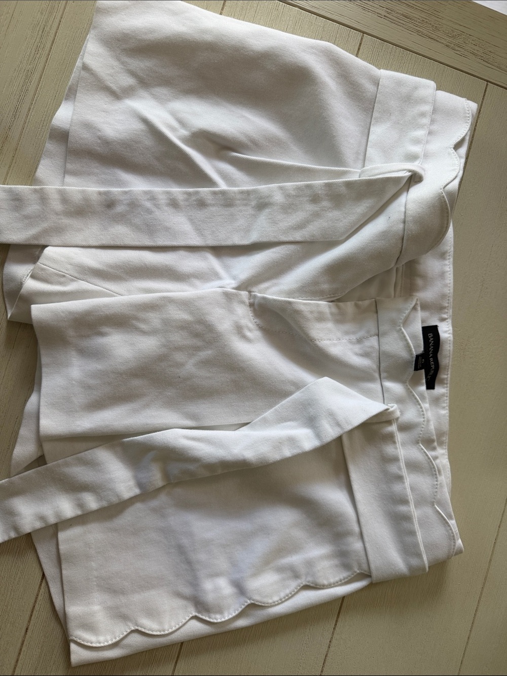 Banana Republic White Women's Shorts with Tie Waist size 6
